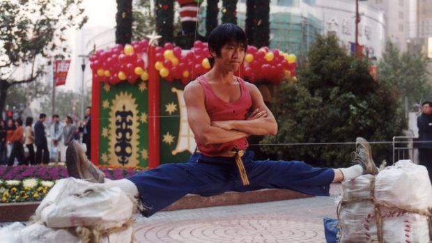 Stephen Chow berusaha menggbungkan gerakan-gerakan bela diri tradisional Tiongkok yang dipadukan dengan imajinasi liar seperti halnya dalam komik