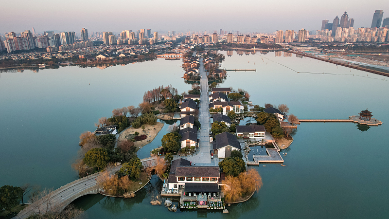 Li Gong Di adalah satu-satunya jalan lintas panjang dengan total panjang 1