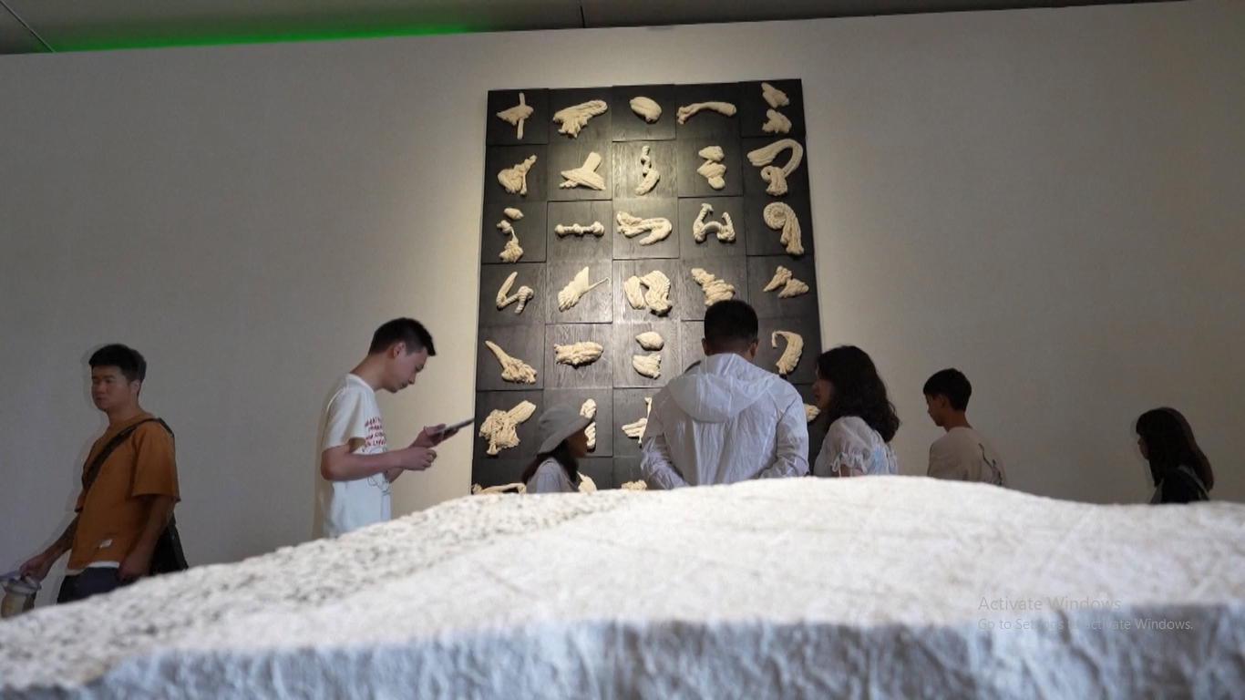 Sebuah pameran seni diselenggarakan dan dibuka untuk umum secara gratis pada hari Senin (17/07/2023) di Chengdu