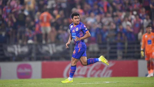 Netizen menyerbu kolom komentar akun Instagram Port FC Thailand usai kapten Timnas Indonesia Asnawi Mangkualam cuma main lima menit saat menghadapi Trat di Liga Thailand