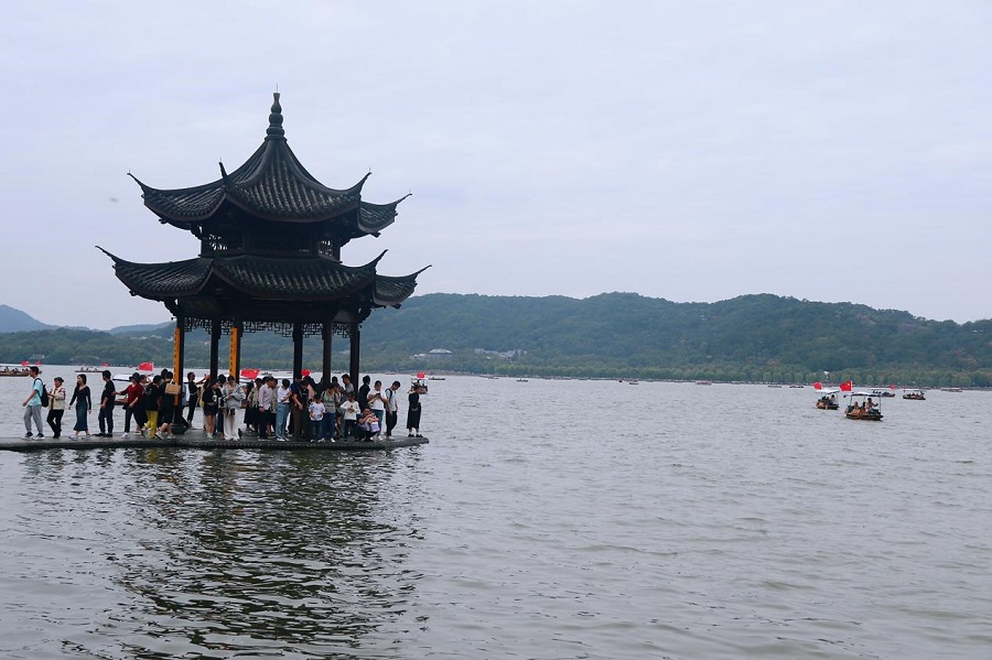 Berbagai jenis suvenir Asian Games sangat disambut dan di tepi Danau Xihu dan shopping mal dapat dijumpai para atlet berbagai negara