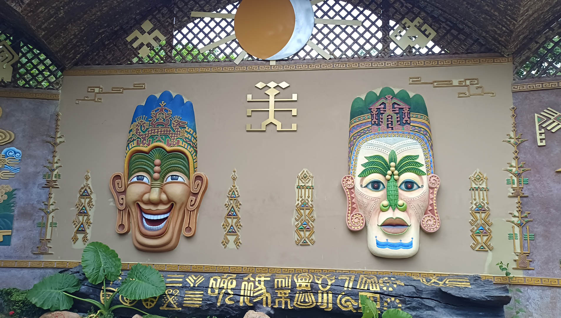 Mengunjungi desa Binglanggu rasanya seperti memasuki sebuah tempat yang damai dan masih murni di masa lalu Semua itu ditampilkan dengan sangat baik dan dikemas dengan sangat alami Pengunjung bebas berinteraksi dengan penduduk lokal dan ikut belajar membuat kerajinan tangan Sangat cocok bagi kita yang ingin sejenak melupakan keramaian kota dan melepaskan diri dari rutinitas pekerjaan