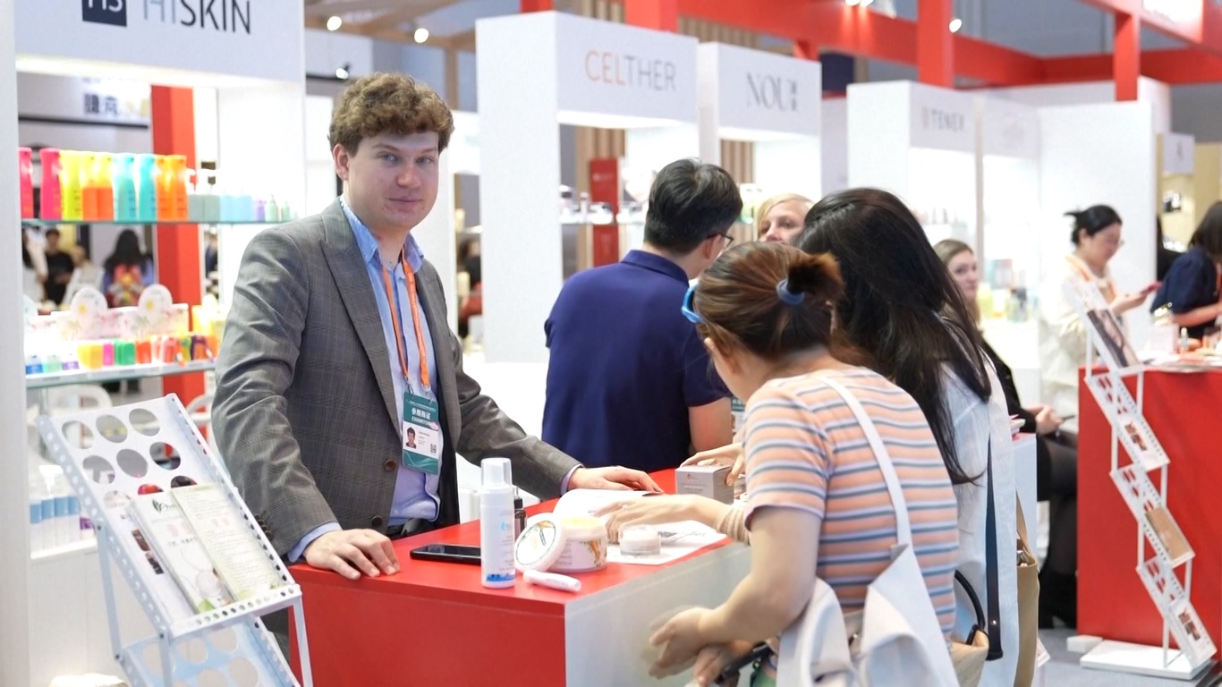 Pameran itu itu telah menarik hampir 1