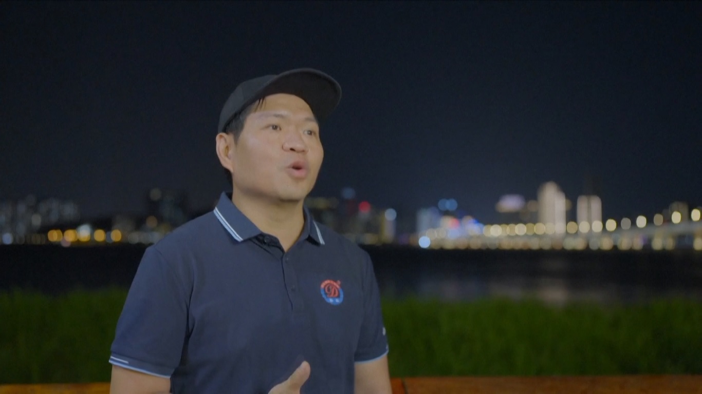 Pertunjukan yang bersaing memadukan kembang api dengan musik yang memadukan unsur-unsur Tiongkok dan internasional