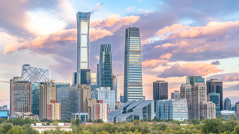 Kota-kota di Tiongkok seperti Shenzhen Guangzhou Hong Kong dan Shanghai juga menunjukkan kinerja luar biasa yang mencerminkan momentum kuat dalam pengembangan SDM