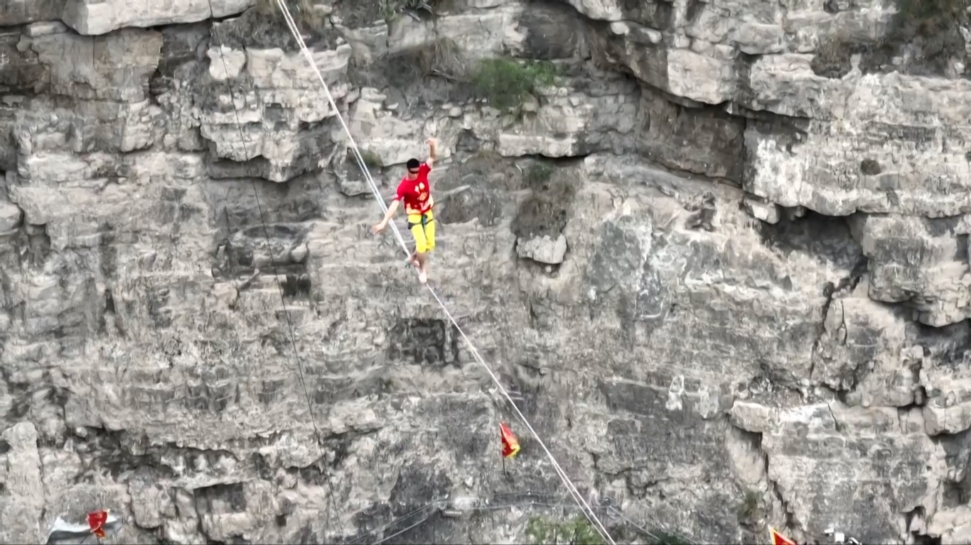 Slacklining adalah olahraga ekstrem yang memadukan elemen-elemen panjat tebing