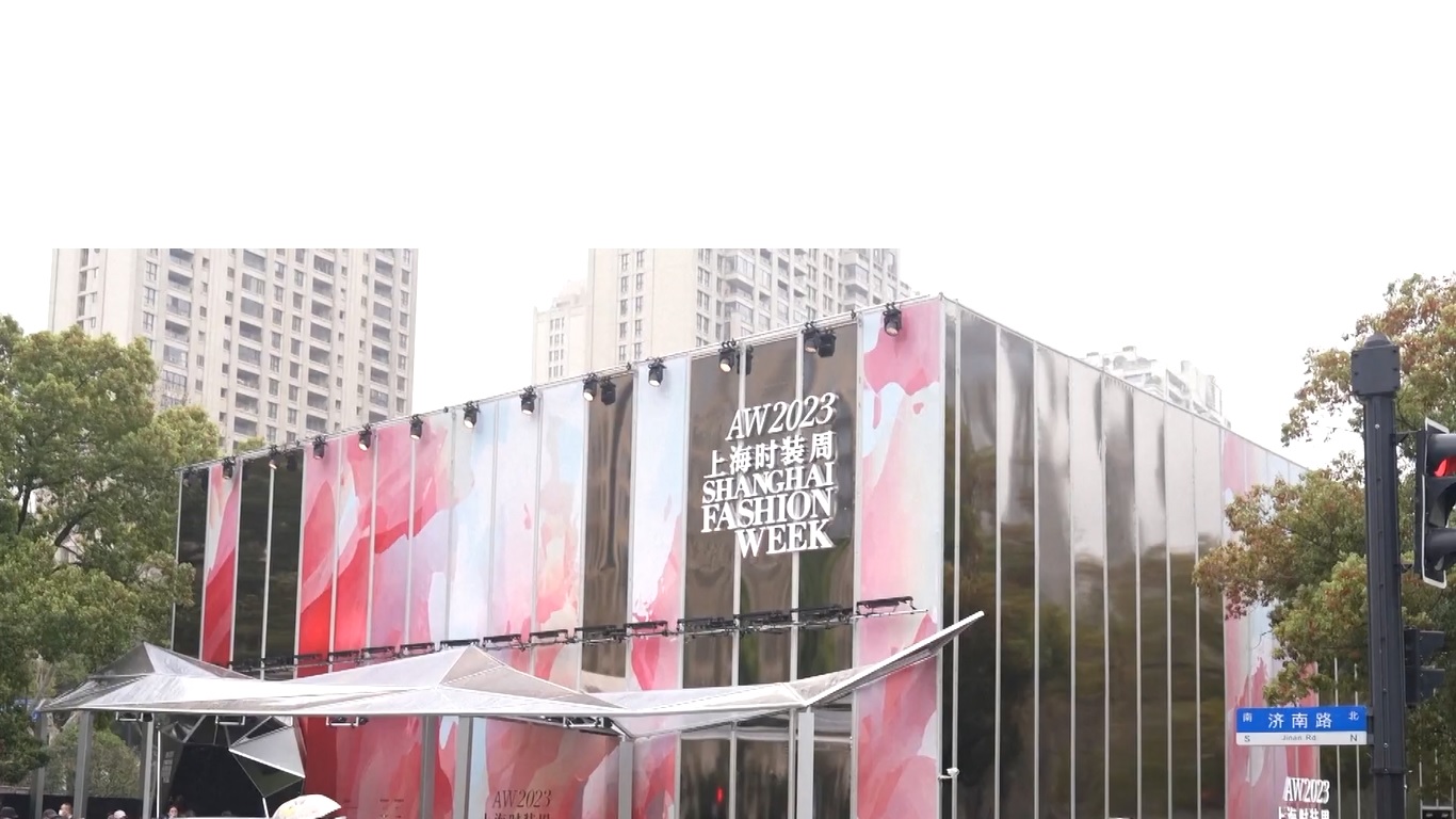 Pertunjukan catwalk pembuka menampilkan para model