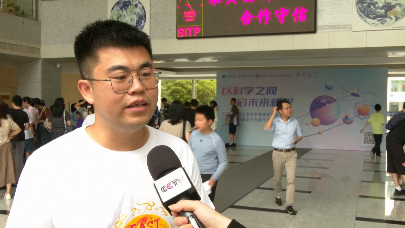 Para peneliti juga mendemonstrasikan eksperimen sains kehidupan di stasiun antariksa untuk pengunjung muda di lab mereka