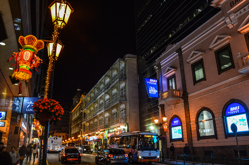 Informasi dari Statistics and Census Service (DSEC) menunjukkan bahwa jumlah penduduk perempuan mencapai 53