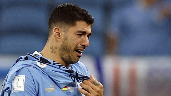 Cedera dan pensiun kini sedang menghantui karier mantan pemain Liverpool dan Barcelona Luis Suarez Pemain yang kini membela klub Liga Brasil Gremio itu sedang berada di ujung tanduk