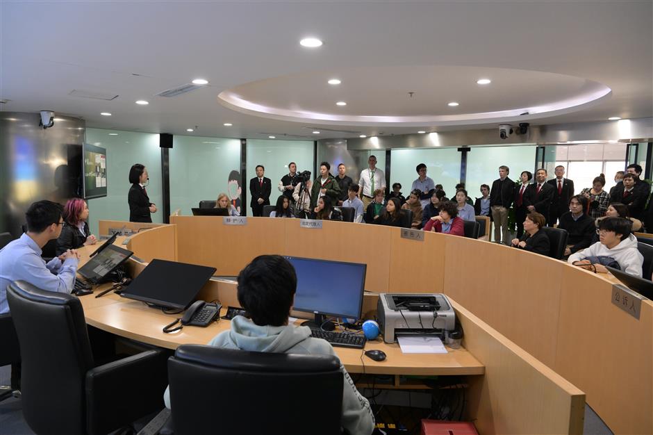 Mereka belajar di Shanghai Community International School (SCIS) dan merupakan siswa internasional angkatan pertama yang belajar  di pengadilan Distrik Changning di Shanghai sebagai tamu