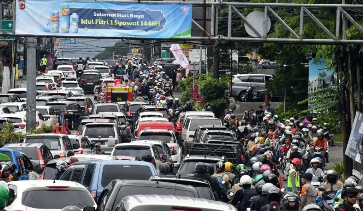 Antrean panjang kendaraan sudah terjadi sejak Rabu pagi seiring diterapkannya sistem satu arah dari Bogor menuju Cianjur mulai dari Pintu Tol Ciawi-Bogor sampai kawasan Puncak Pass