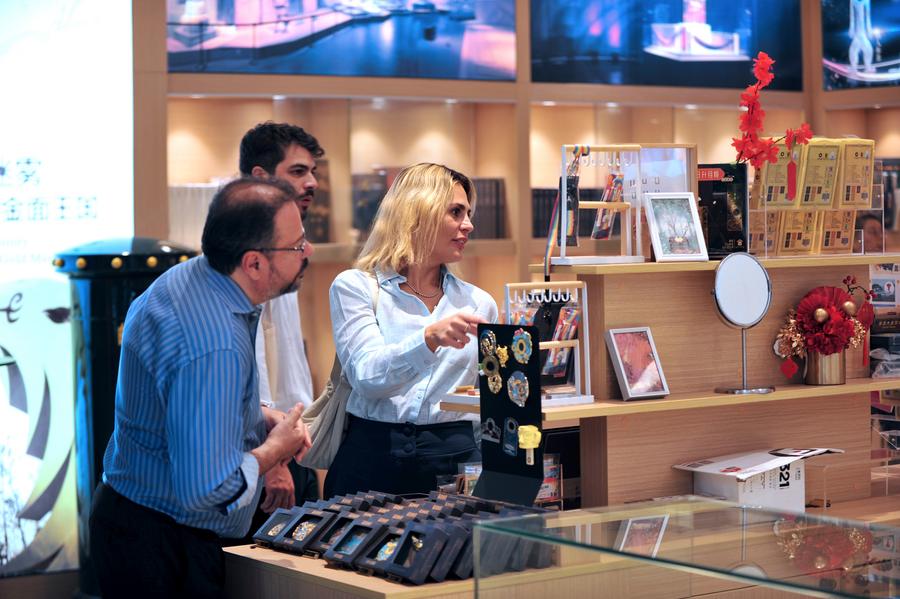 Di galeri budaya dan kreatif Museum Tiga Ngarai Tiongkok Chongqing