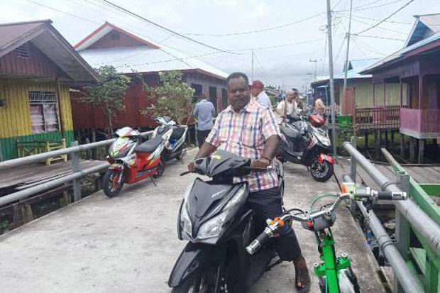 Tidak banyak yang tahu jika sejak 2007 warga di Kota Agats Kabupaten Asmat (Provinsi Papua Selatan) sudah menggunakan kendaraan listrik (electric vehicle) untuk bermobilitas