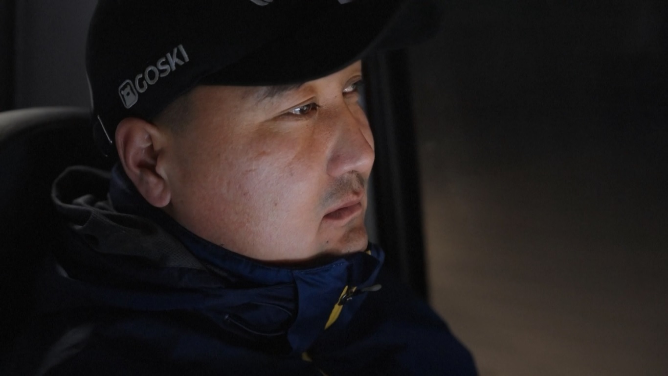 Operator Snowcat Xinjiang Ini Merapikan Jalur Resor untuk Menyambut Para Pemain Ski