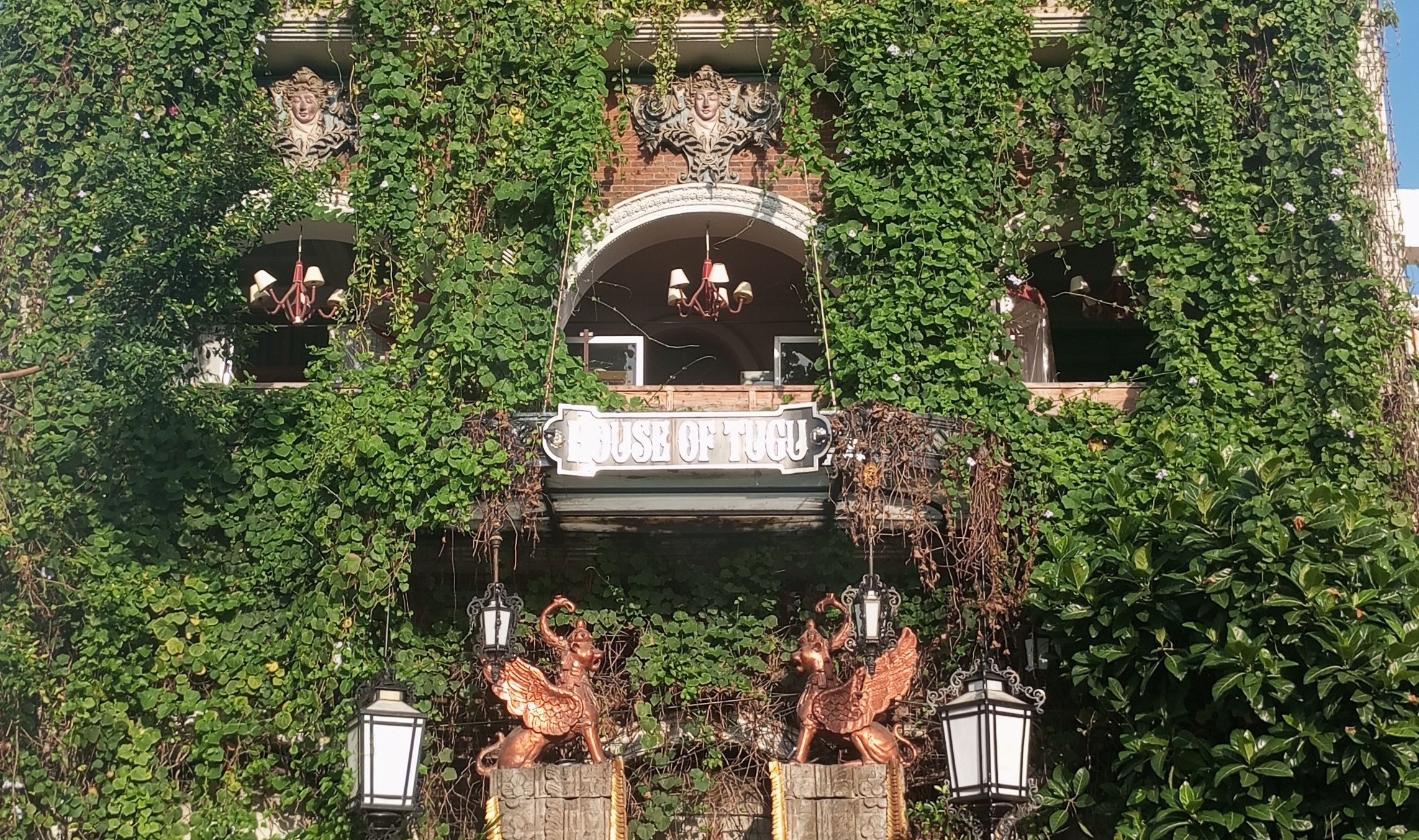 House of Tugu awalnya adalah sebuah rumah besar yang berganti kepemilikan dari abad ke abad