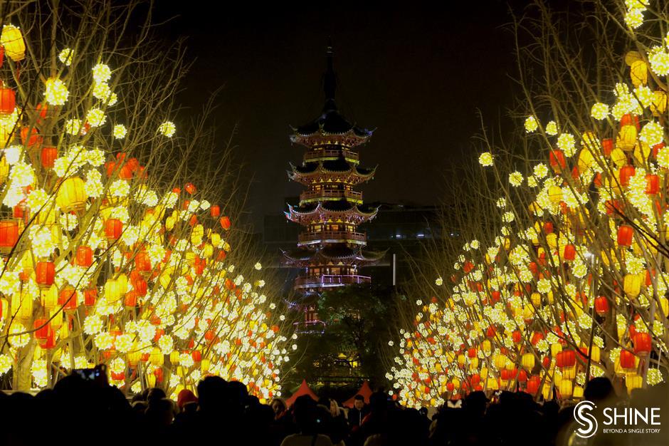 Lonceng kuil terdaftar sebagai salah satu dari delapan tempat wisata utama Shanghai selama Dinasti Ming (1368-1644) dan Qing (1644–1911) Pagoda bersejarah ini pernah dikagumi karena pantulan indahnya di sungai di tepi hutan persik