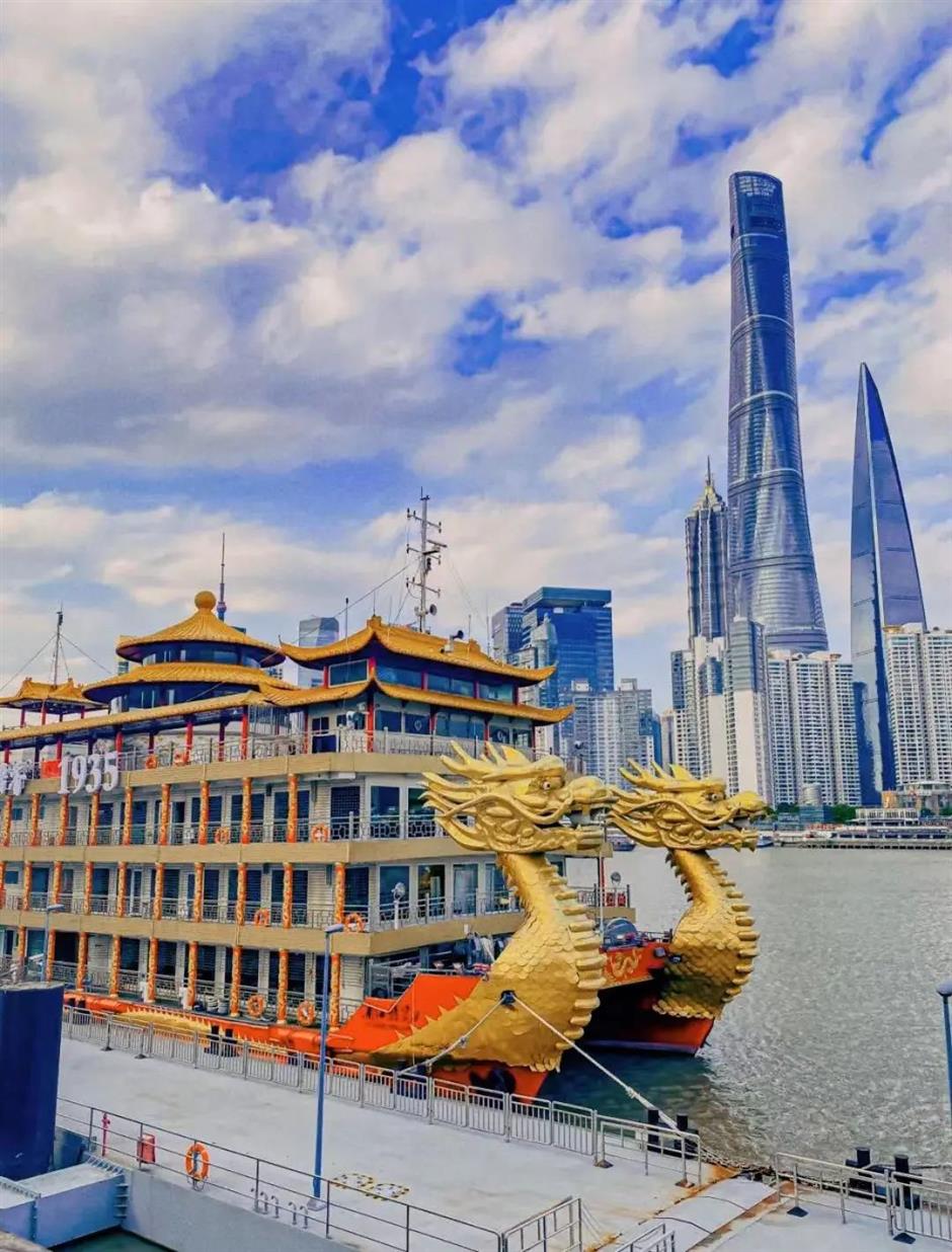 Gegap gempita perayaan Festival Musim Semi membuat hampir seluruh kota Shanghai  didekorasi dengan elemen loong pada awal Tahun Naga