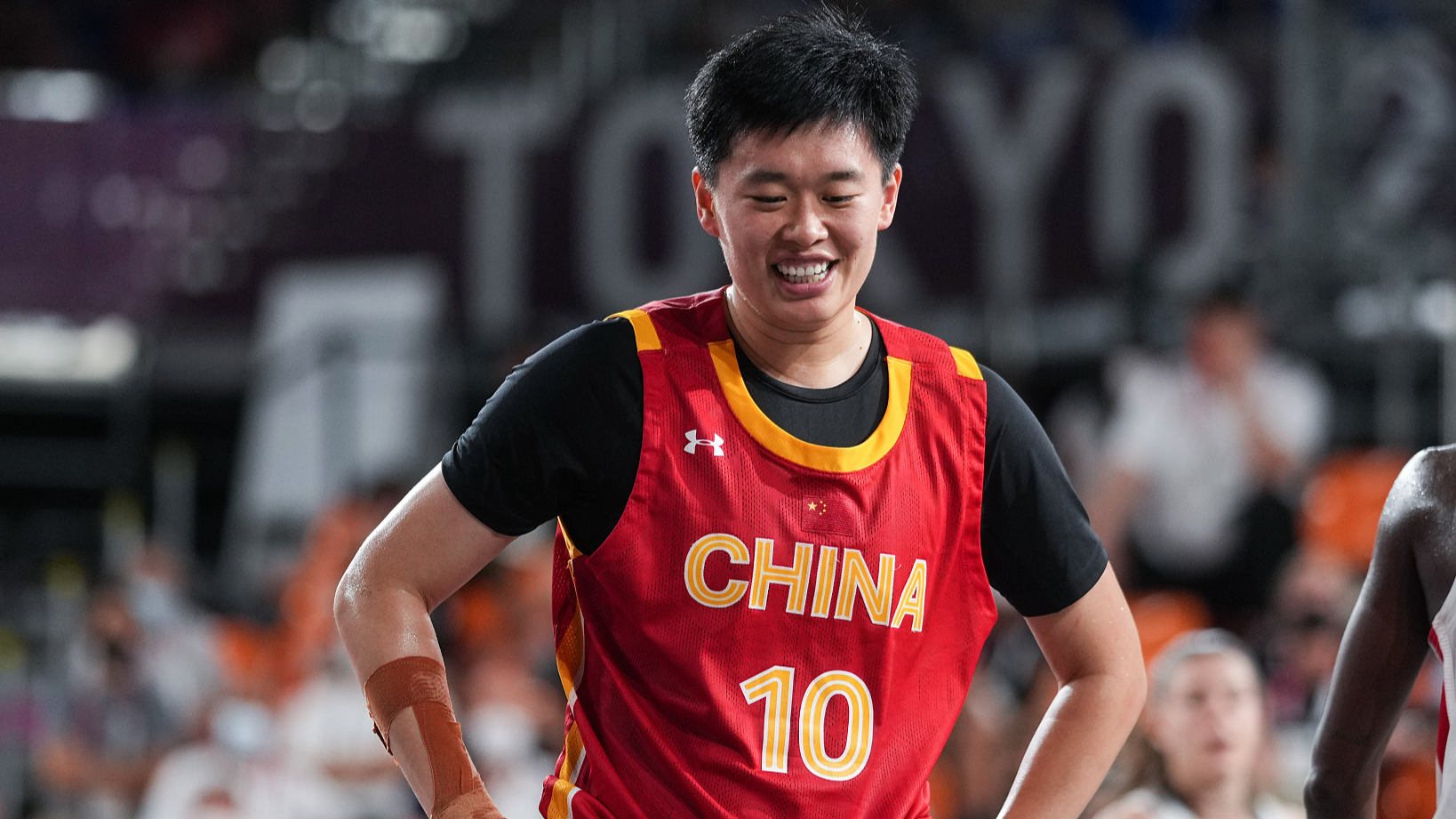 Atlet bola basket Zhang Zhiting menjadi anggota tertua dari tim basket putri Tiongkok Namun pengalaman luar biasa pemain berusia 29 tahun ini tentang taktik permainan dan keterampilannya mengolah bola telah menjadikannya aset yang sangat diperlukan dalam permainan bola basket beroktan tinggi 3x3