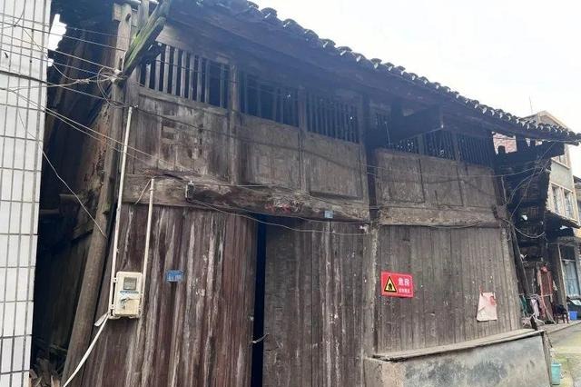 Delapan puluh delapan pejabat pemerintah telah dihukum karena memalsukan catatan untuk mendapatkan subsidi nasional dalam merenovasi daerah kumuh di daerah Dongkou