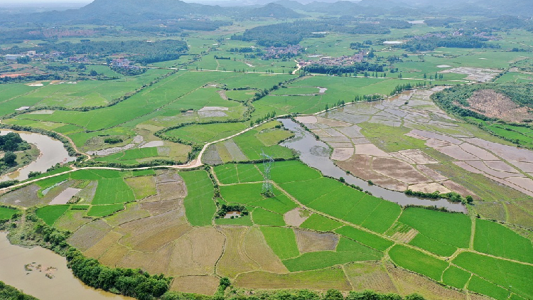 Perdana Menteri Tiongkok Li Keqiang pada pertemuan pembukaan sesi pertama Kongres Rakyat Nasional ke-14 Tiongkok di Aula Besar Rakyat di Beijing pada hari Minggu (05/03/2023) menyampaikan laporan kerja pemerintah