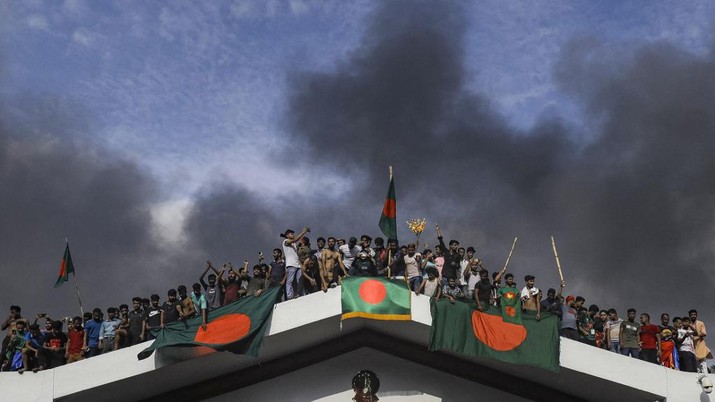 Sekitar 400 orang tewas dan ribuan lainnya terluka dalam kekerasan yang melanda negara itu sejak bulan Juli