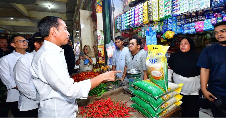 Kunjungan Presiden Jokowi ke pasar tradisional tersebut menegaskan perhatian pemerintah terhadap kondisi ekonomi rakyat