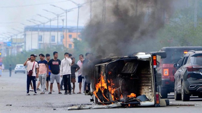 Sejumlah pejabat rumah sakit kota Imphal