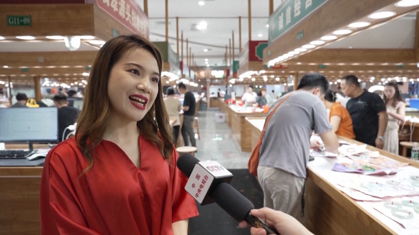 Jadeite adalah yang paling berharga di antara dua jenis batu giok