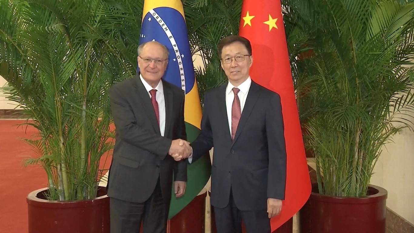 Han meminta kedua belah pihak untuk lebih memperkuat komunikasi strategis dan memperdalam persahabatan yang saling menguntungkan serta kerja sama pragmatis