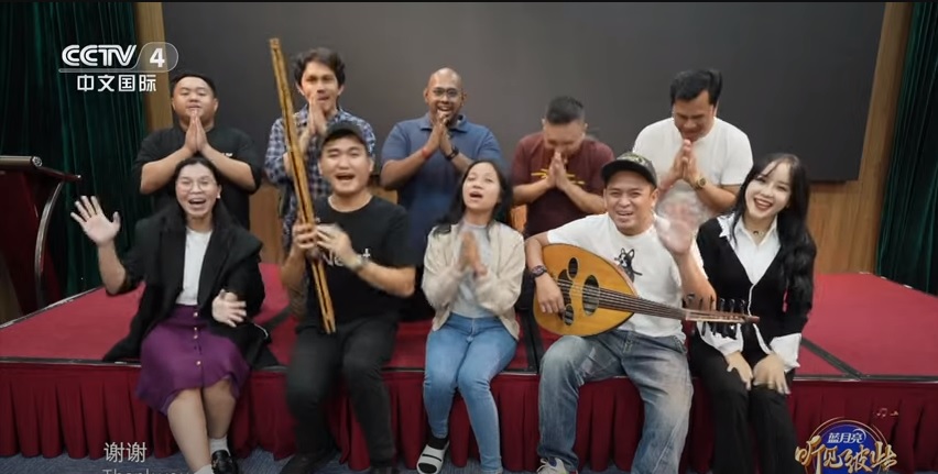 Mereka menginterpretasikan sebuah karya berkonsep elektronik yang diberi nama ASEAN Style