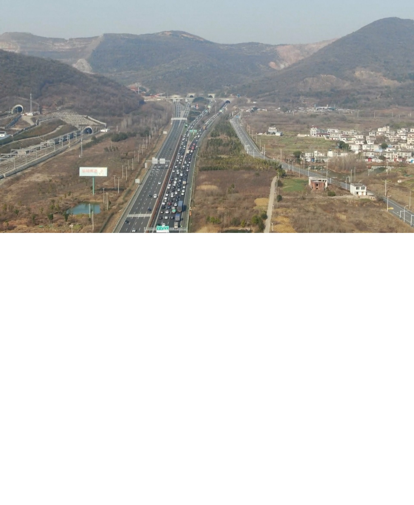 Volume lalu lintas jalan biasa di seluruh Tiongkok juga meningkat sebesar 28 persen dari tahun ke tahun