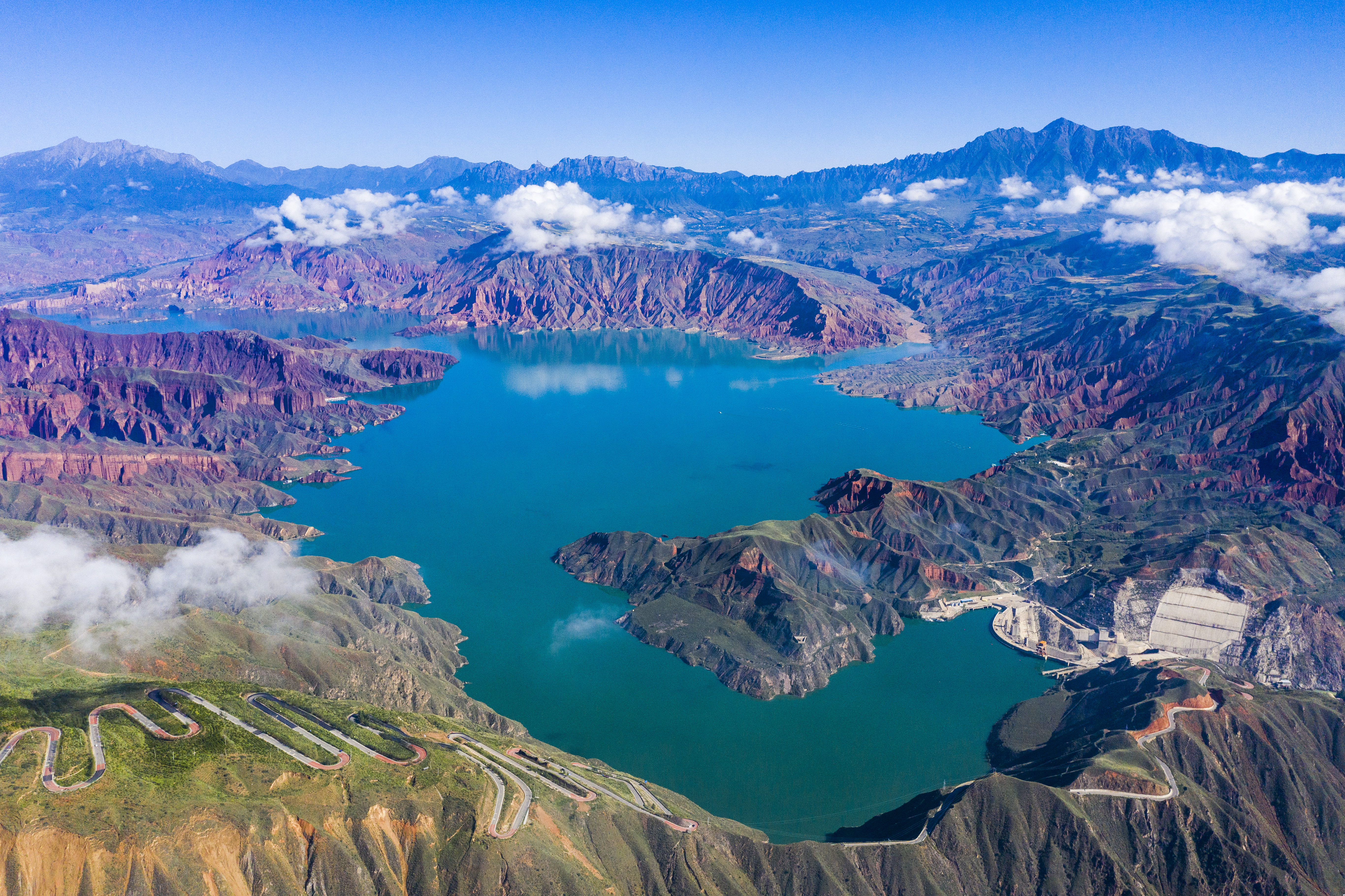 Dikenal sebagai salah satu bar oksigen alami Tiongkok Taman Hutan Nasional Kanbula di Kabupaten Jianzha Provinsi Qinghai menampilkan bentang alam Danxia yang unik kawasan hutan yang luas ngarai yang indah beragam flora dan fauna dan Bendungan Lijiaxia