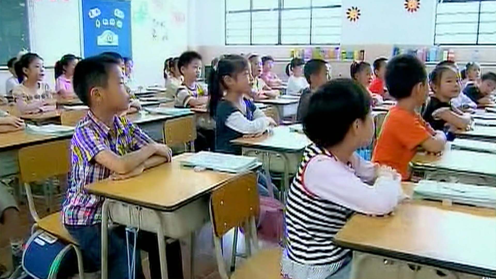 Buku teks baru ini nantinya akan digunakan oleh kelas satu sekolah dasar dan menengah tahun ini Semua kelas dari periode pendidikan wajib sembilan tahun akan dicakup dalam waktu tiga tahun