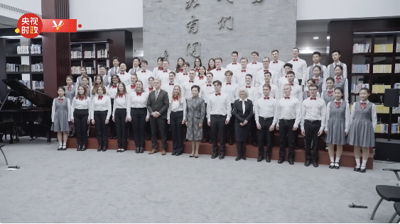 Kepada Peng Liyuan para siswa dari Rombongan Paduan Suara bercerita  pengalamannya masing-masing serta cintanya pada Tiongkok dalam bahasa Mandarin