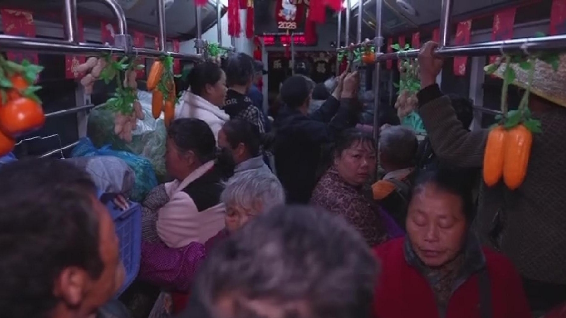 Jalur Bus Khusus Bantu Penduduk Desa Menjual Produk Pertanian di Kota di Barat Daya Tiongkok
