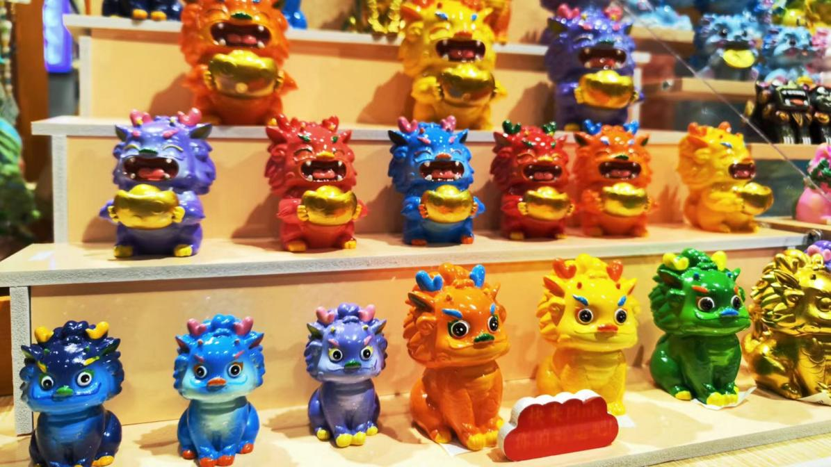 Makanan pakaian dan bahkan layang-layang yang menampilkan makhluk mitos Loong memikat konsumen