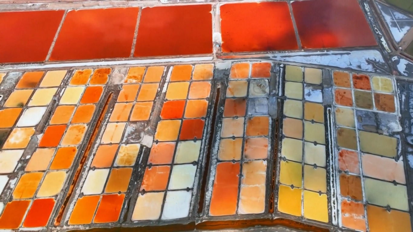 Peningkatan suhu telah memicu reaksi kimia yang tidak biasa antara ganggang dan zat mineral di danau