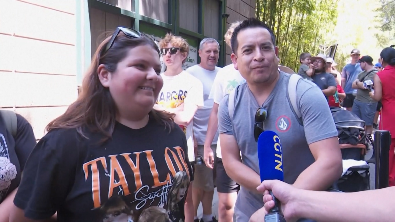 Pada upacara penyambutan kedua panda dan pembukaan Panda Ridge yang telah direnovasi