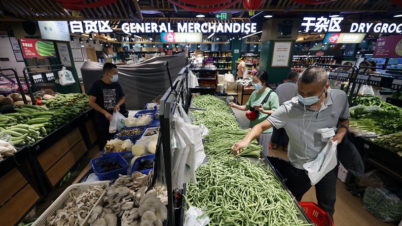 Tiongkok Berusaha Memastikan Mata Pencaharian sambil Melawan Kebangkitan COVID-19