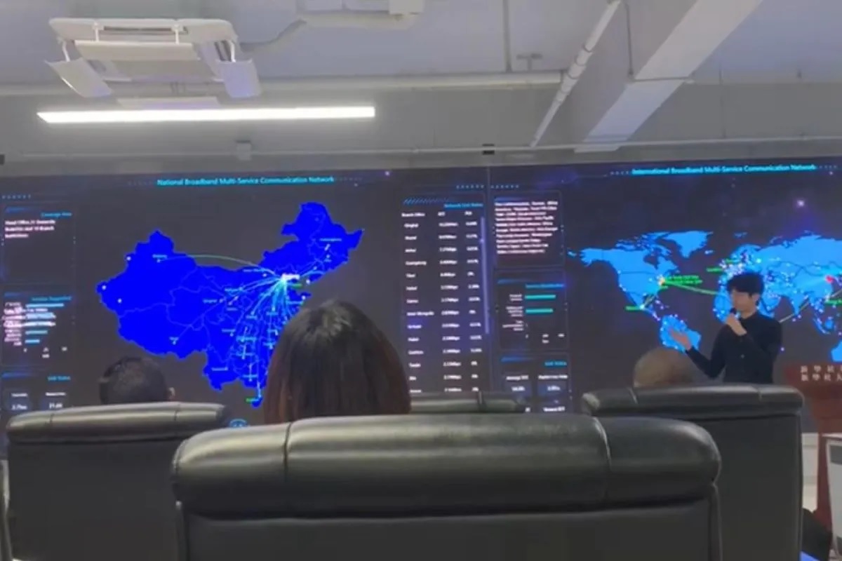 Sejumlah media di Tiongkok perlihatkan kecanggihan penggunaan kecerdasan buatan (Ai) dan produk digital di ruang redaksi kantor berita Xinhua dalam forum “Transformasi Komunikasi Berita pada Abad Kecerdasan Buatan” di Beijing