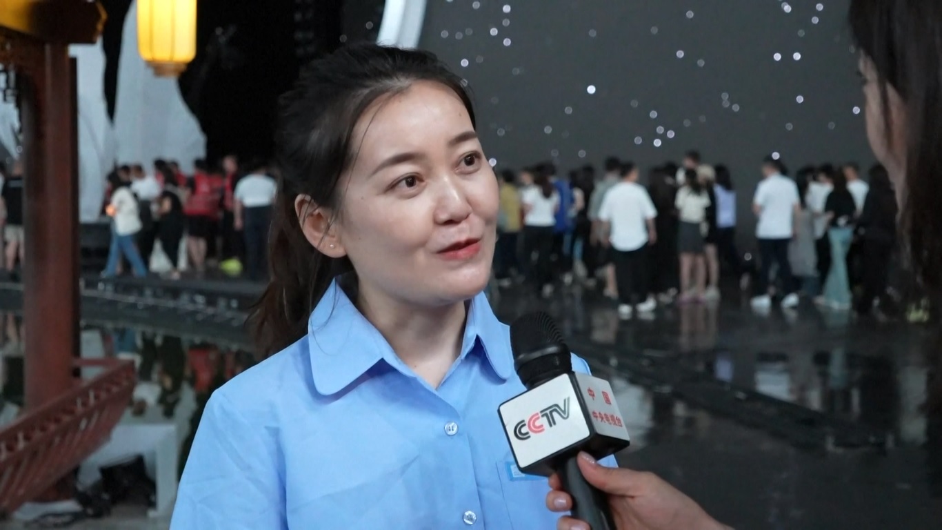 Festival Pertengahan Musim Gugur adalah festival tradisional Tiongkok yang dirayakan pada malam saat bulan mencapai titik penuh dan terangnya pada hari ke-15 bulan kedelapan dalam kalender lunar