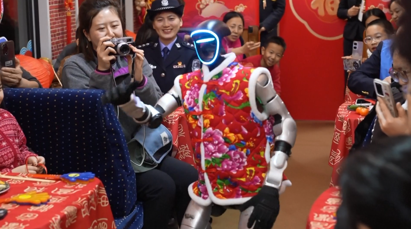 Robot Bionik Sukses Memukau Penumpang di Kereta Festival Musim Semi Tiongkok 2026