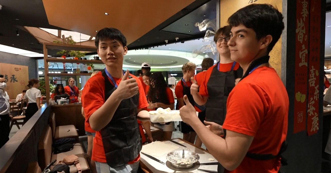 Para Remaja Amerika Menikmati Pertunjukan Budaya yang Memukau di Tahun Baru Imlek