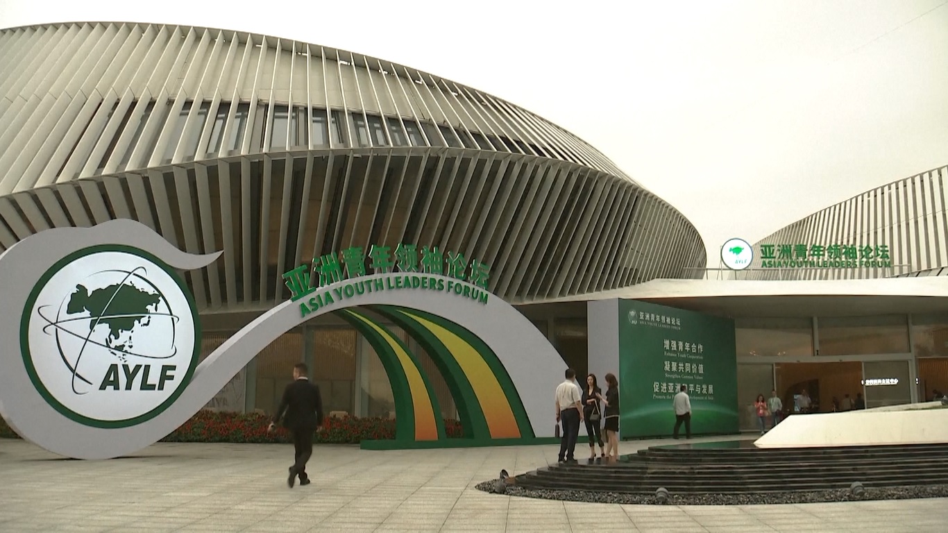 Sekitar 400 anak muda dari negara-negara Asia telah berkumpul di acara tersebut untuk membahas berbagai topik seperti kerja sama teknologi