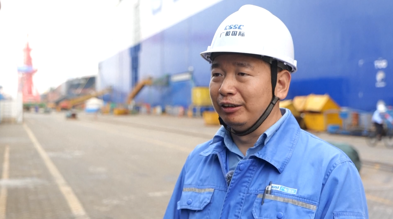 Kapal Pengangkut Bahan Bakar Ganda Pertama di Dunia Berkapasitas 10.000 Kendaraan telah Diserahkan di Tiongkok