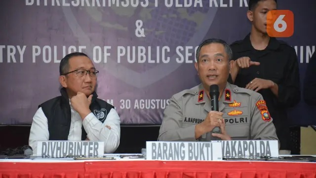 Love scamming atau juga dikenal sebagai romance scam adalah jenis penipuan di mana sang penipu mencoba memanipulasi korbannya secara emosional melalui hubungan romantis palsu
