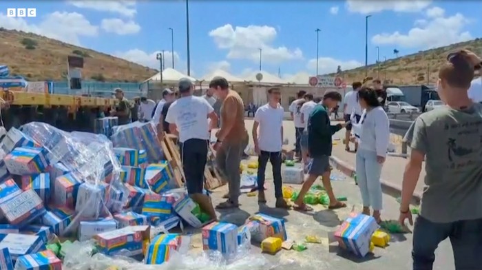 Situasi kemanusiaan di Gaza- yang menghadang truk-truk bantuan - menjadi perhatian serius banyak orang di komunitas internasional