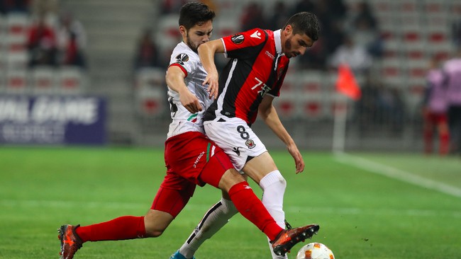 Netizen salah fokus alias 'salfok' ke arah bendera Indonesia yang berkibar dalam rekaman assist Sandy Walsh saat membantu KV Mechelen menang atas Standard Liege