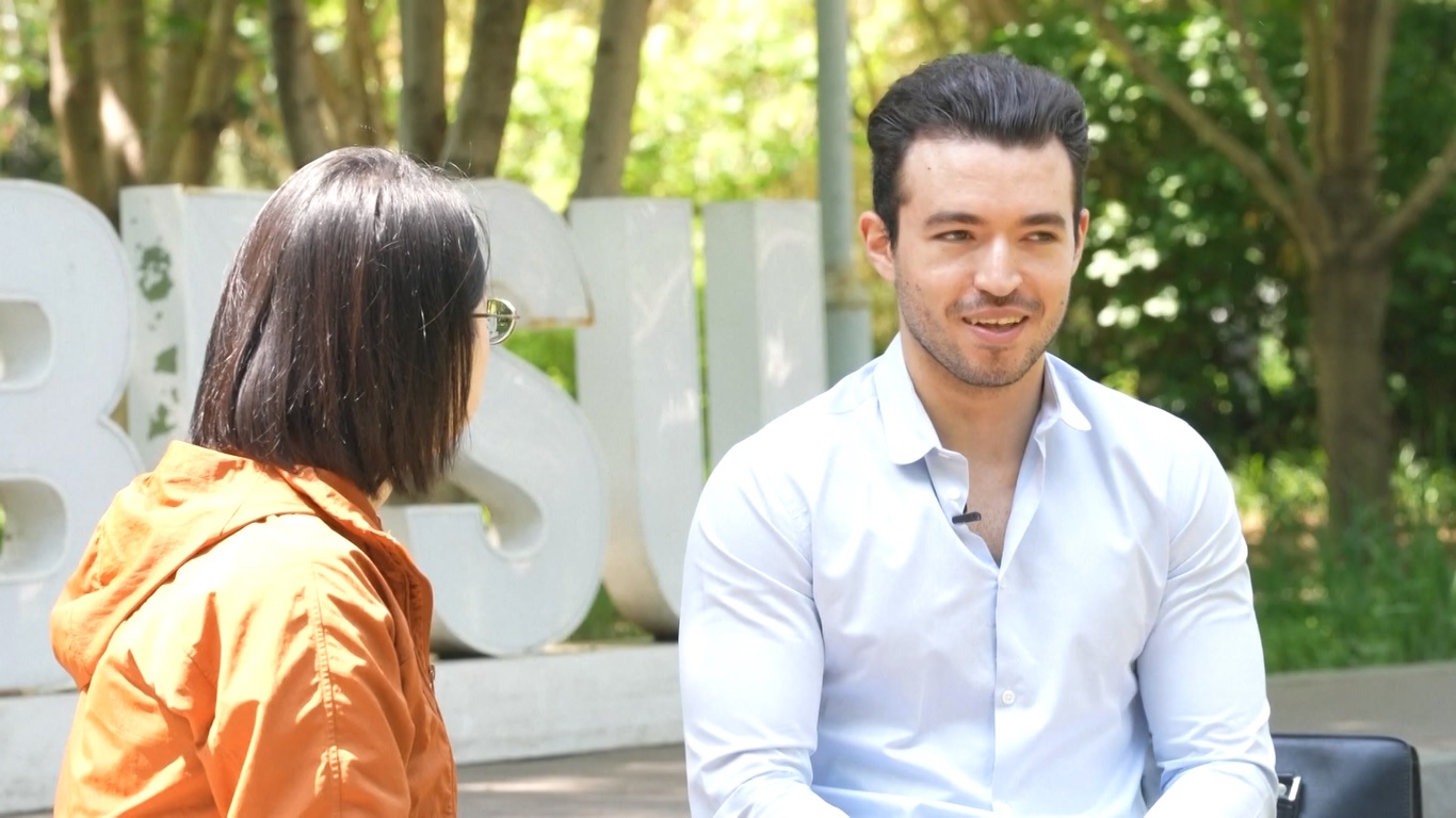 Elies juga mengatakan bahwa ia berharap lebih banyak lagi mahasiswa Prancis yang dapat mengunjungi Tiongkok dan mengembangkan pemahaman yang lebih baik tentang negara tersebut